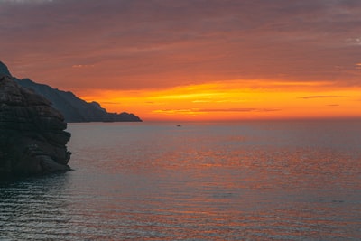 夕阳下海边山的剪影